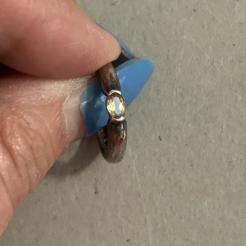 Women’s vintage ring. Gold tone/ brass colored with yellow crystal. Size 6.